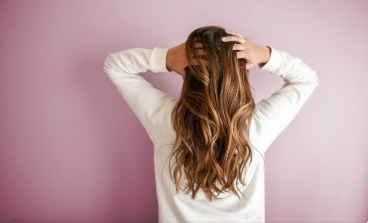 Come stimolare la crescita dei capelli e prevenirne la caduta