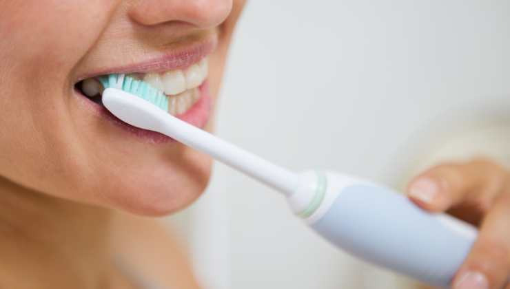 abitudini errate di igiene dentale