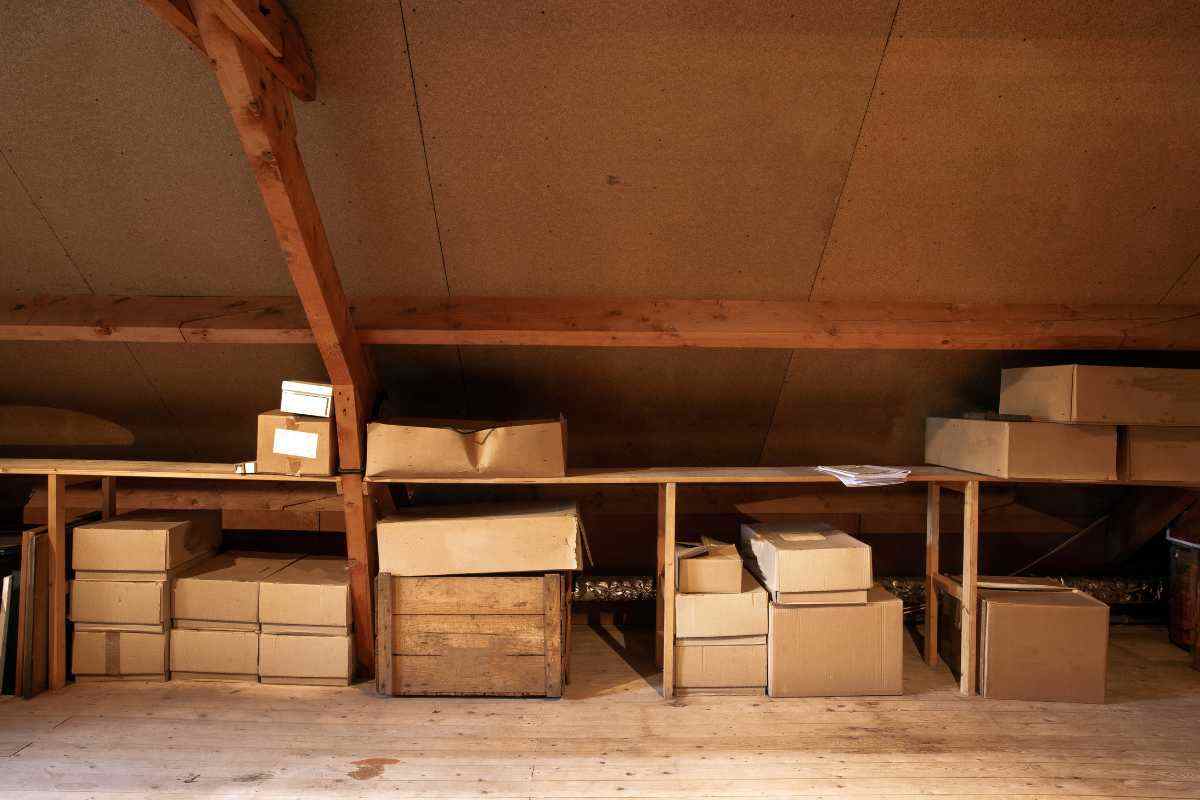 scatoloni vecchi in soffitta